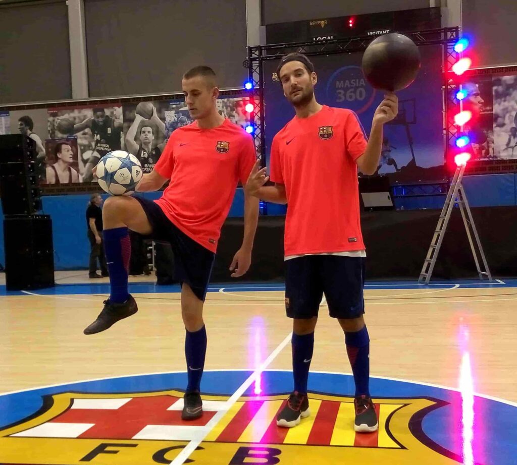 Freestylers de basket haciendo trucos en un evento de baloncesto