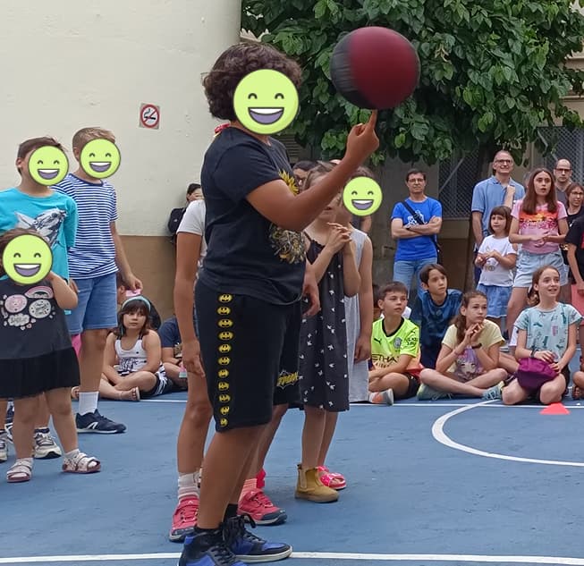 niños participando en un espectáculo de baloncesto freestyle en una fiesta