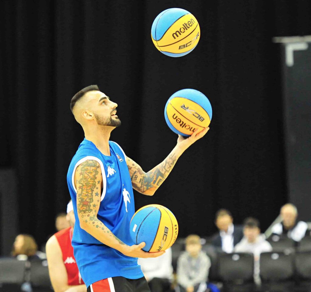 Freestyler haciendo malabares en un espectáculo de baloncesto