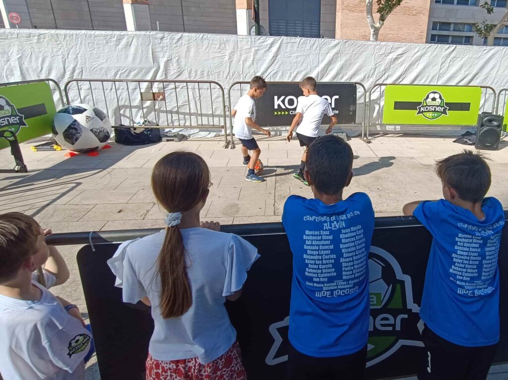 Retos de freestyle fútbol en evento corporativo con deportistas urbanos
