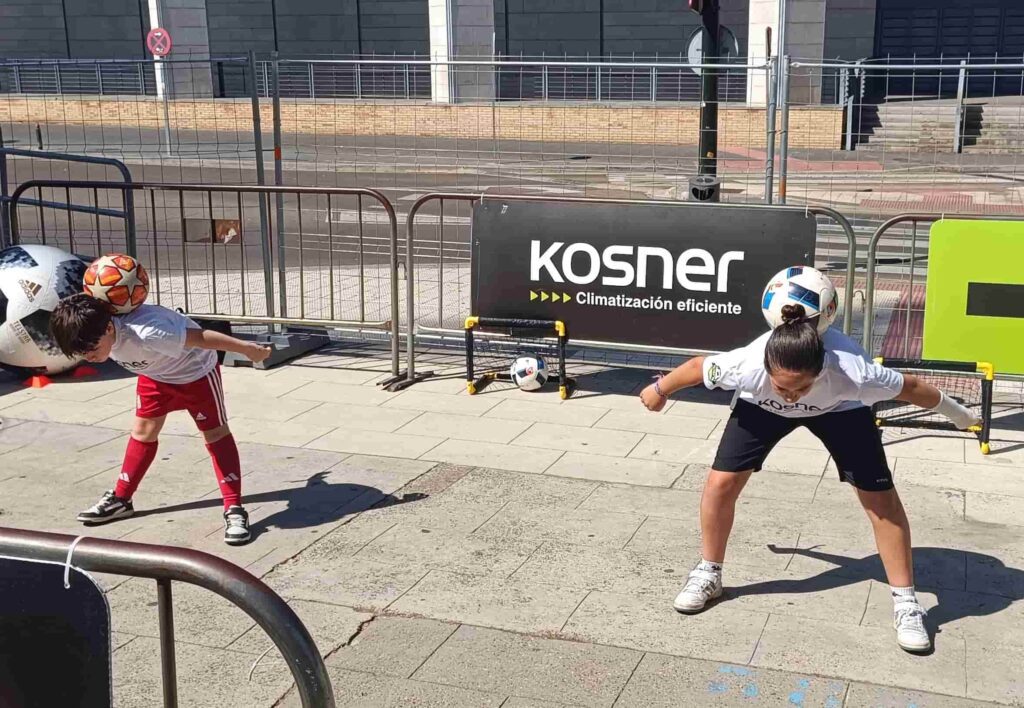Espectáculo de deportes urbanos con freestylers en una feria de entretenimiento