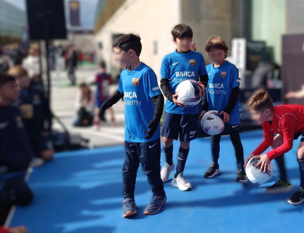 Zona interactiva de deportes urbanos con asistentes practicando habilidades
