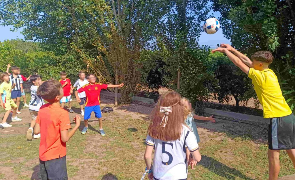 Freestyler dirigiendo un partido de fútbol en una fiesta de cumpleaños