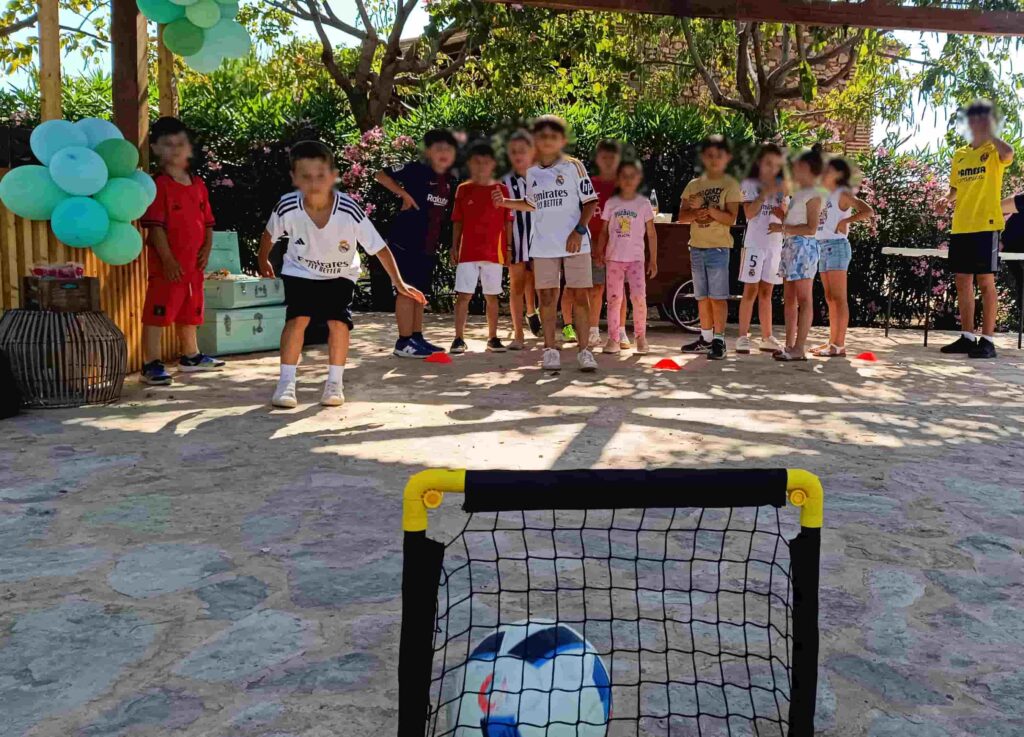 Niños participando en reto de freestyle fútbol en cumpleaños
