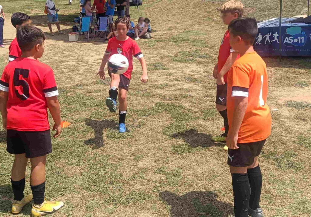 Juego de fútbol en cumpleaños con temática de freestyle
