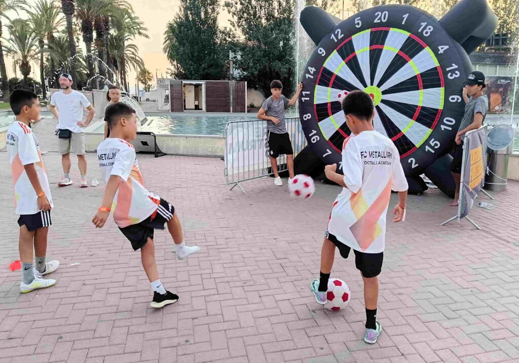 Niños jugando con diana hinchable en un cumpleaños de fútbol