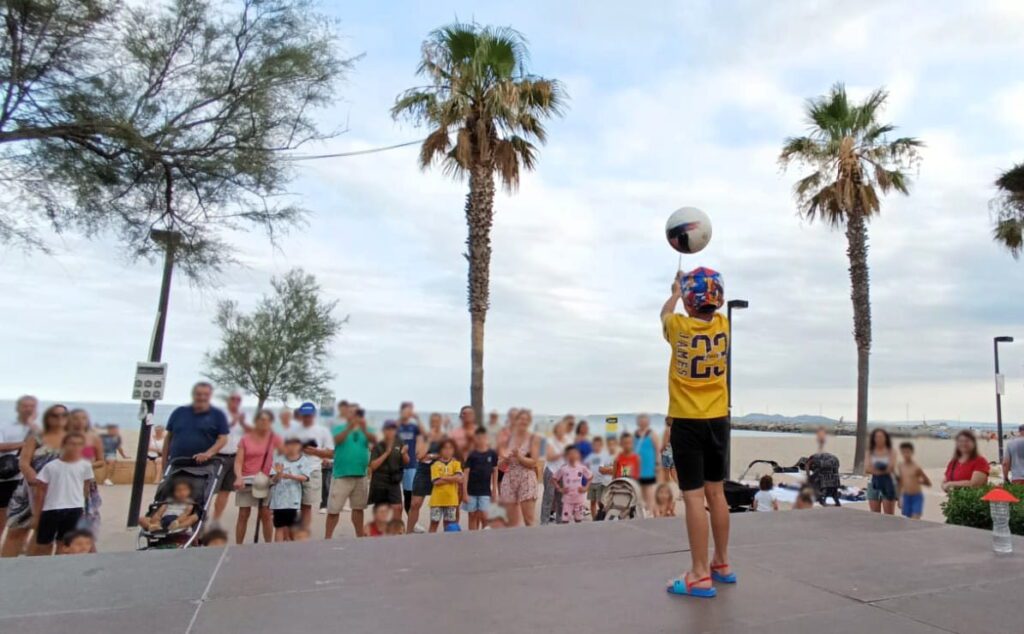 Cumpleañero participando en un espectáculo de futbol infantil