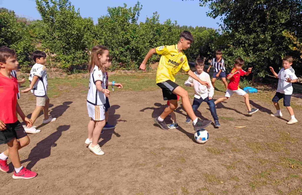 Niños jugando un partido en un cumpleaños de fútbol