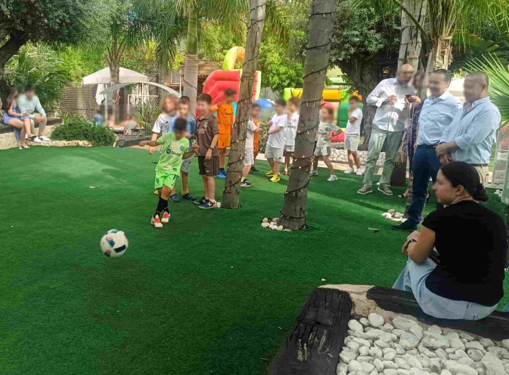niños haciendo retos de puntería en un cumpleaños futbolero