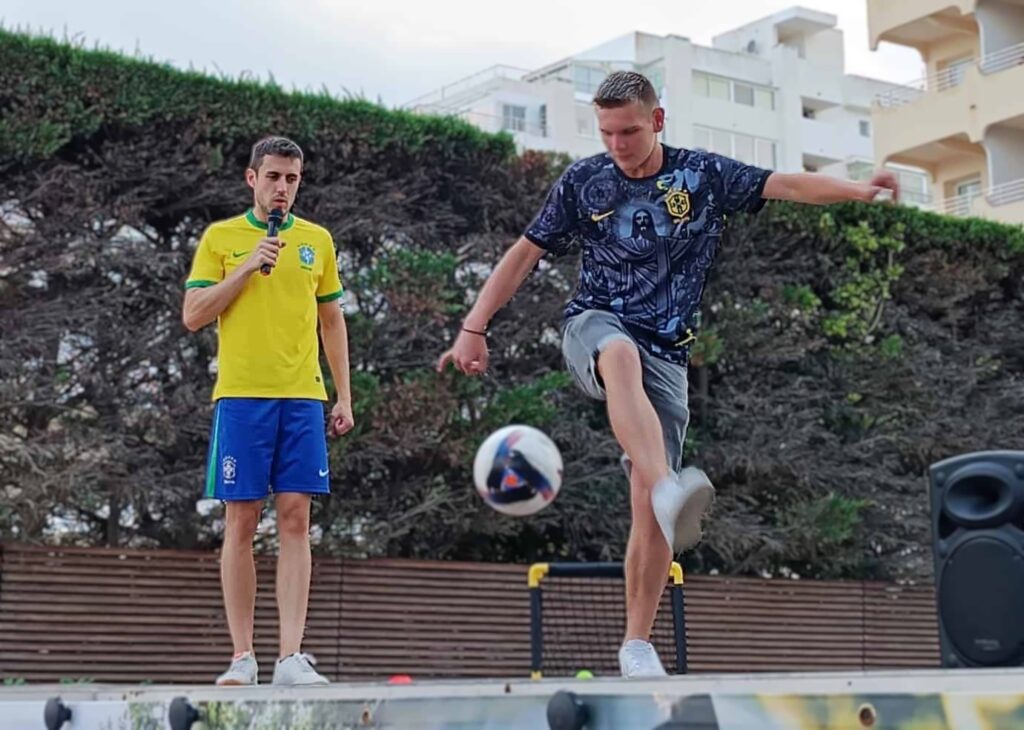 freestyler realizando trucos en un show de freestyle en un cumpleaños de fútbol