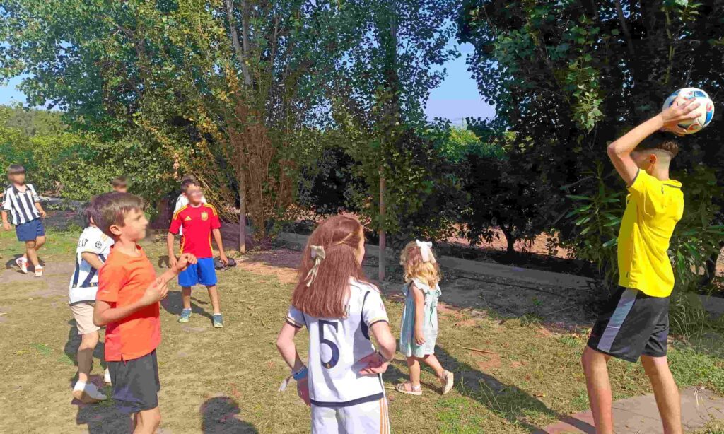 Niños jugando un mini partido de fútbol durante un cumpleaños infantil con animación deportiva
